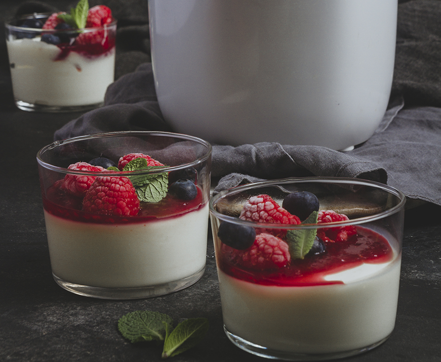 Panna cotta au yaourt grec et framboises
